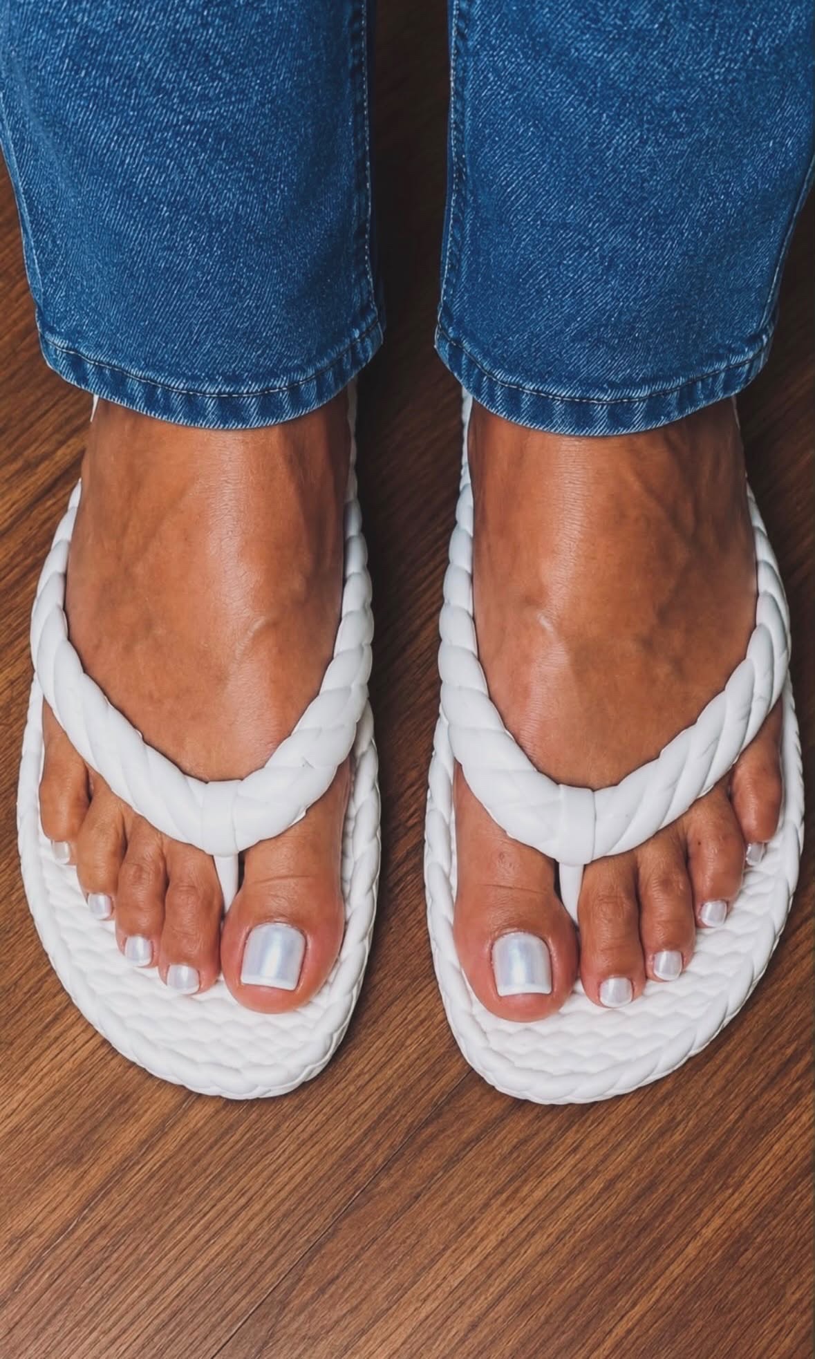 Pedicure com esmaltação perolada e acabamento impecável