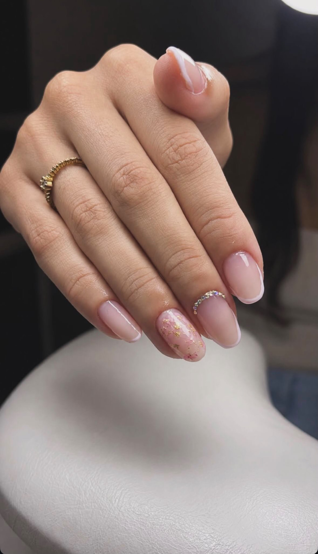 Esmaltação nude com nail art delicada em folha dourada